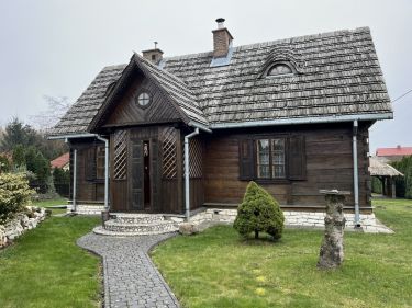 Dom drewniany z bali  w dolinie rzeki Ciemięgi