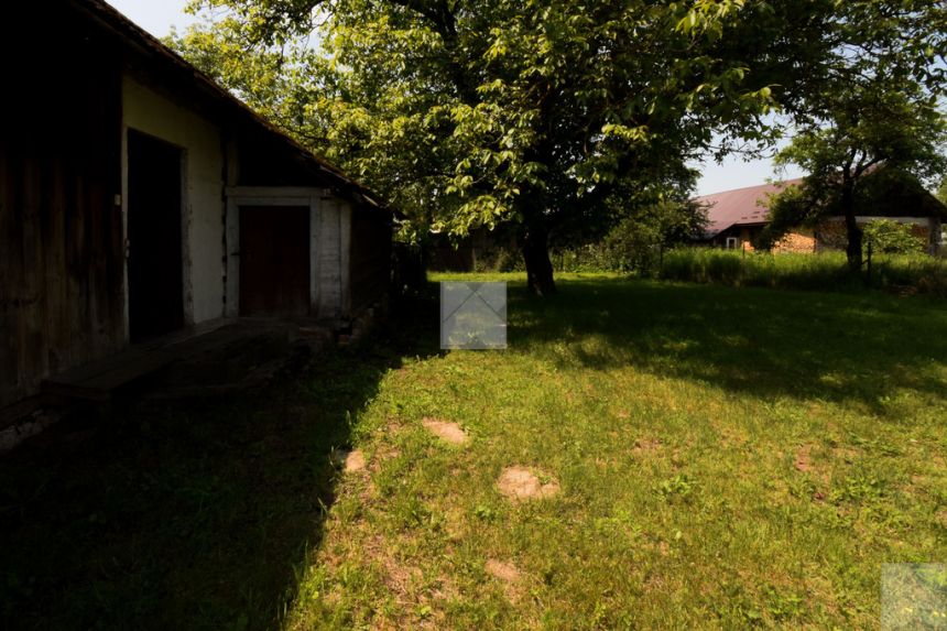 Duża działka z drewnianym domkiem i budynkiem gosp miniaturka 5