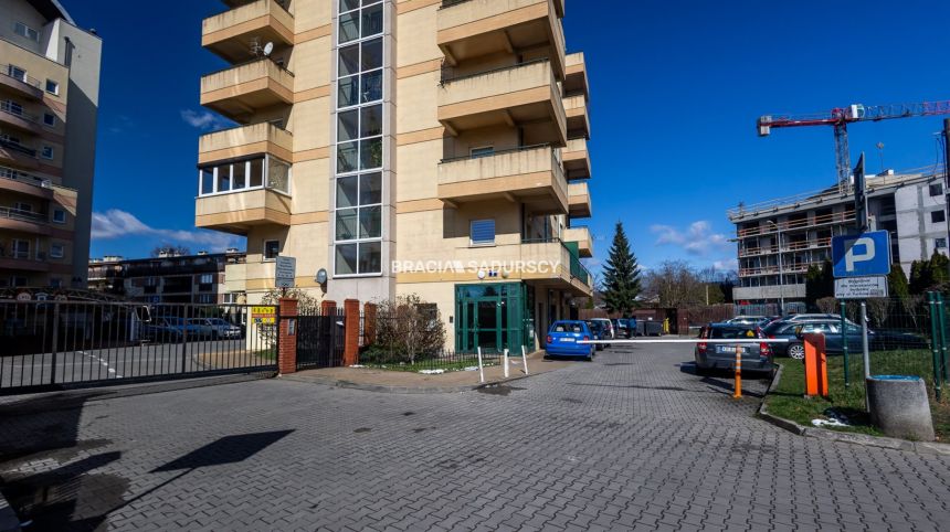 Komfortowe przestronne mieszkanie w apartamentowcu miniaturka 27