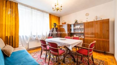 8 pokoi, wyciszone studio, 3 kondygnacje.
