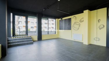 Banacha, Górka Narodowa – lokal z dużymi witrynami
