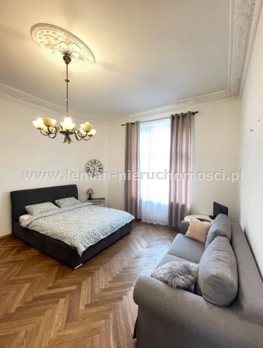 2 pokoje w amfiladzie w kamienicy w centrum
