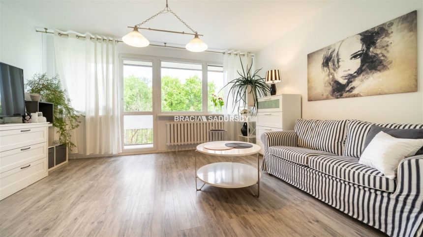 GUSTOWNE, ZADBANE,  2-POKOJOWE Z ODDZIELNĄ KUCHNIĄ - zdjęcie 1