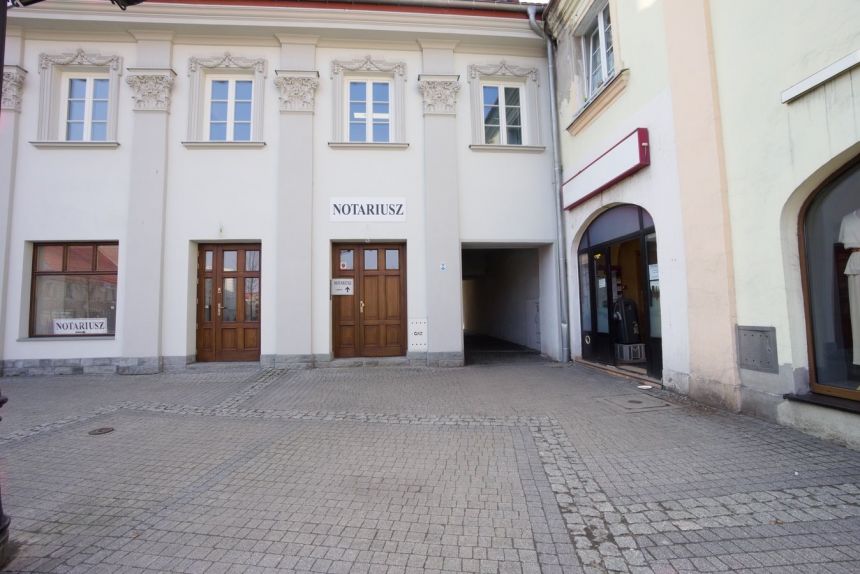 3 pokoje w wyremontowanej kamienicy na Rynku miniaturka 12