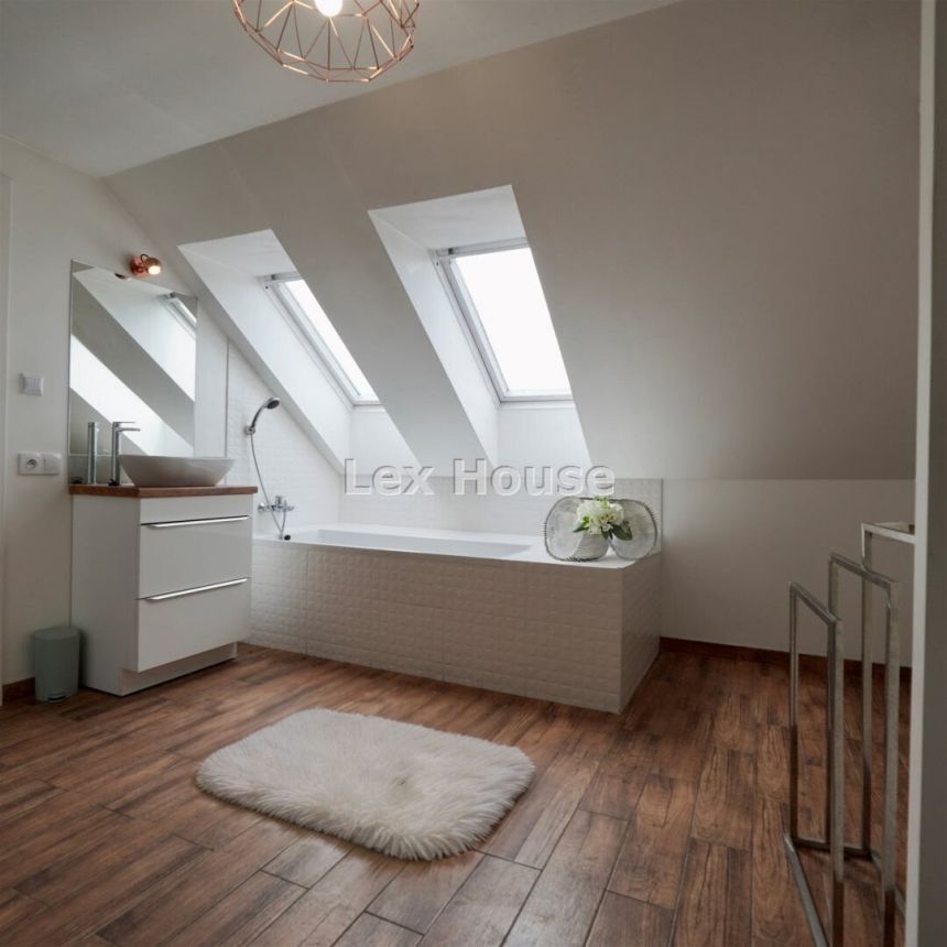 Apartament dwupoziomowy, 2 łazienki, duży salon miniaturka 1