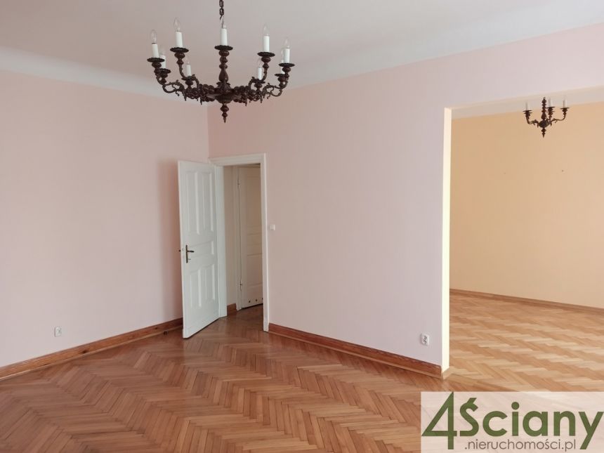 Ciche w zadbanej kamienicy. miniaturka 4