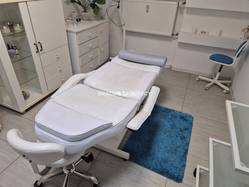 Działający fryzjer odstąpi lokal 64m2 miniaturka 4